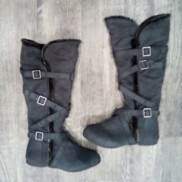 Stylish Black Winter Boots with Buckle Detail - Picture 3 of 5